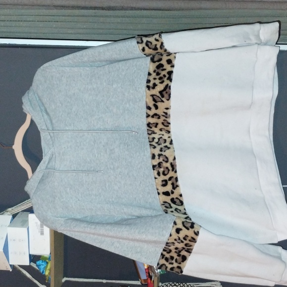 SHEIN Tops - Color Blocked hoodie